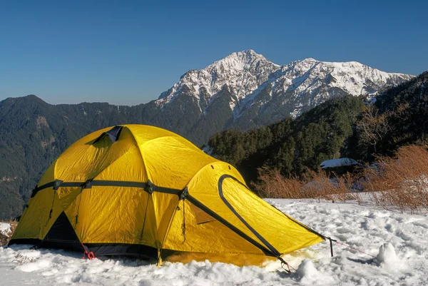 Zelt auf Schnee — Stockfoto