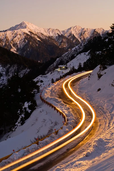 Carro luz à noite na estrada de gelo — Fotografia de Stock
