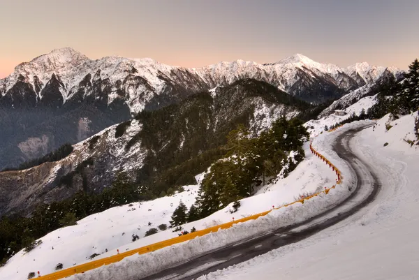 雪と氷の道路上の山泊 — ストック写真