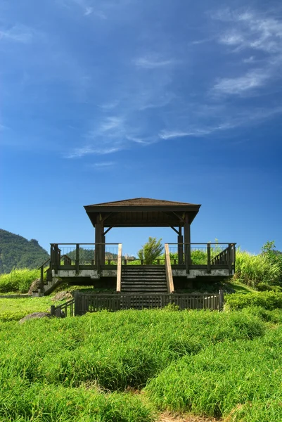 Paviljoen op de grasland — Stockfoto