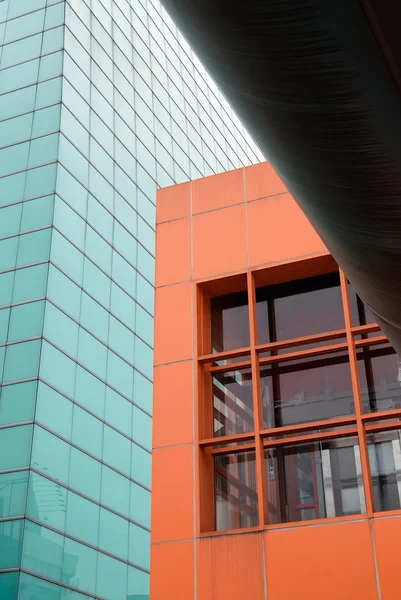 Edifício moderno em laranja e verde — Fotografia de Stock