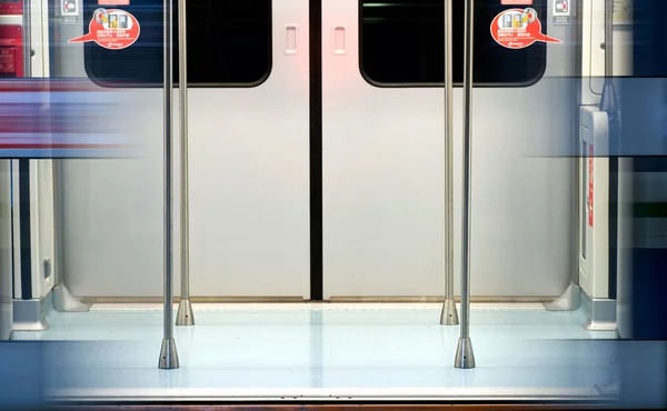 Drzwi otwarte w stacji metra — Zdjęcie stockowe