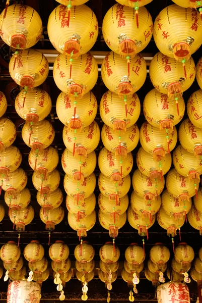 Massa gula kinesiska lantern — Stockfoto