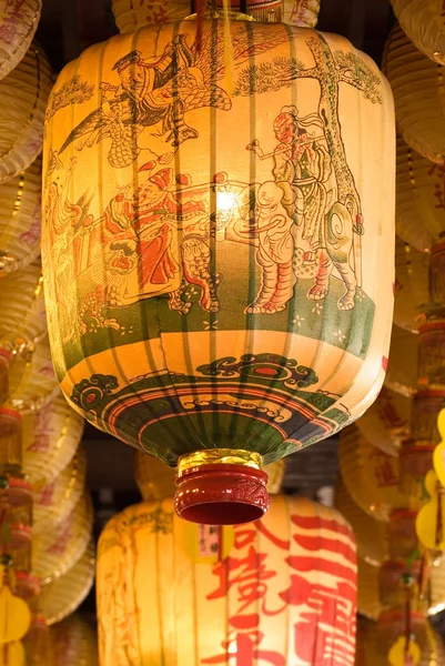Grande lanterna gialla cinese — Foto Stock
