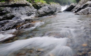 güzel bir nehrin akışı üzerinde taş