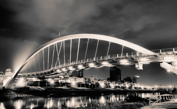 Gyönyörű acél arch-híd — Stock Fotó