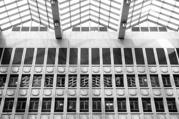 Абстрактный геометрический потолок — стоковое фото