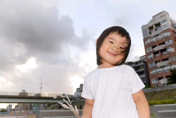 Счастливый ребенок на свежем воздухе — стоковое фото