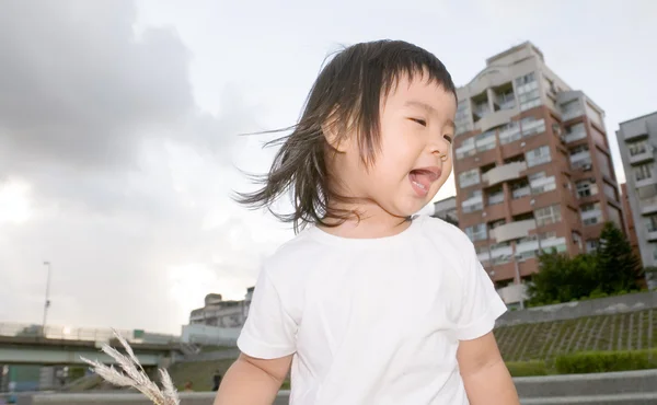 Szczęśliwe dziecko przed Apartament — Zdjęcie stockowe
