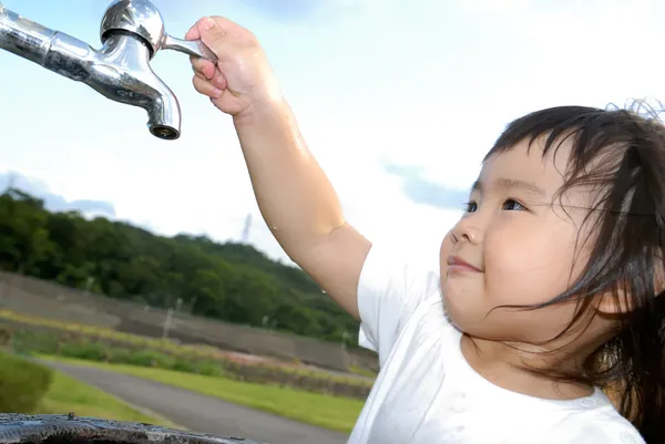 Bebê lavar a mão e desligar a torneira — Fotografia de Stock