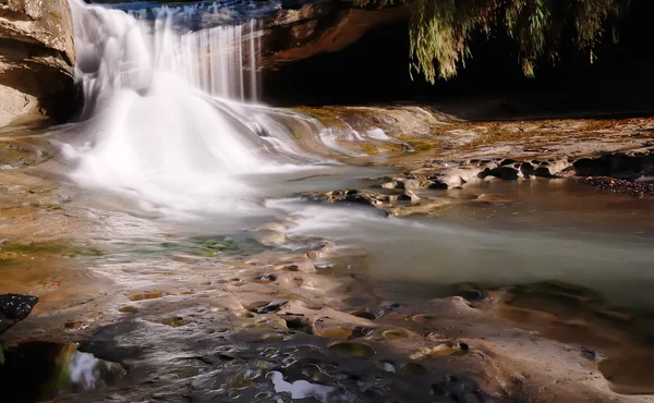 Wasserfall und Fluss — Stockfoto