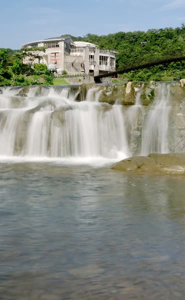 Wasserfall und Fluss — Stockfoto
