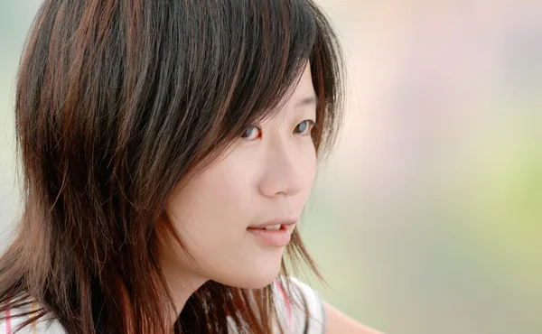 야외에서 아시아 아름 다운 소녀 — 스톡 사진