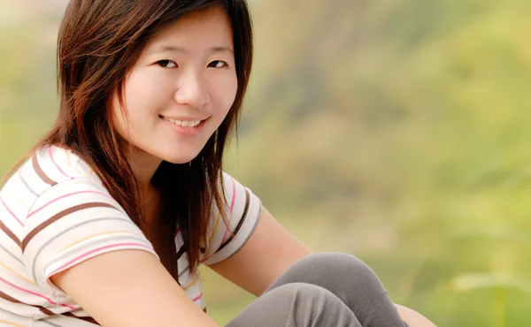 Aziatische mooi meisje in de outdoor — Stockfoto