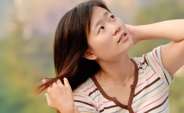 Азиатская красивая девушка на открытом воздухе — стоковое фото