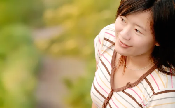 야외에서 아시아 아름 다운 소녀 — 스톡 사진