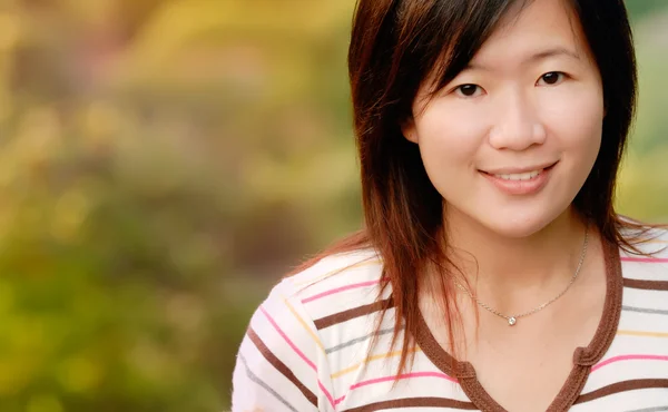 Aziatische mooi meisje in de outdoor — Stockfoto