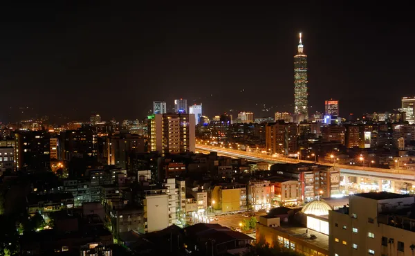 Ночная сцена в Тайбэе — стоковое фото