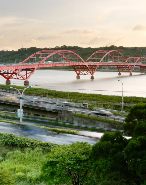 Stadtbild aus Brücke und Autos — Stockfoto