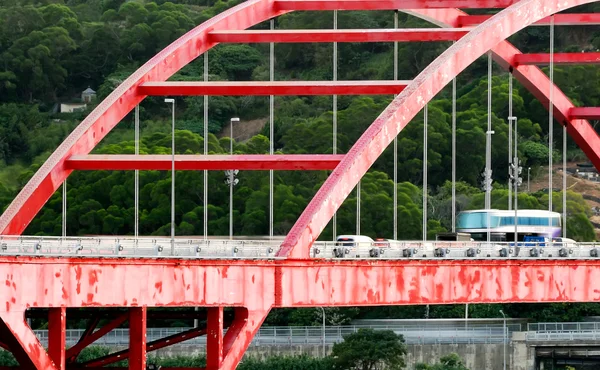 Czerwony most z samochodów — Zdjęcie stockowe