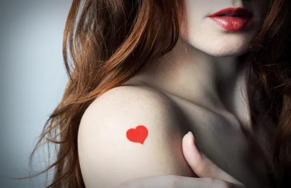 Den unga flickan med rött hjärta — Stockfoto