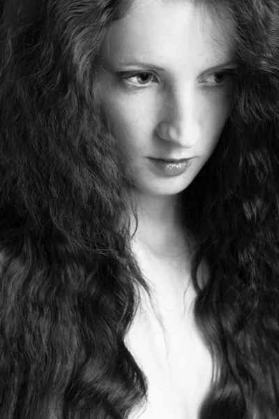 Красивая девушка с вьющимися волосами — стоковое фото