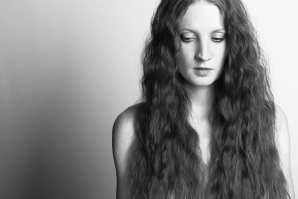 A menina bonita com cabelo encaracolado — Fotografia de Stock