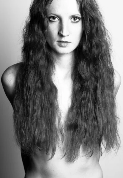 Piękna dziewczyna z kręconymi włosami — Zdjęcie stockowe
