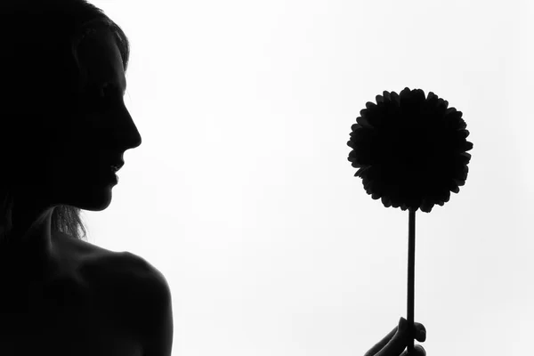 Das Mädchen mit der großen Blume — Stockfoto