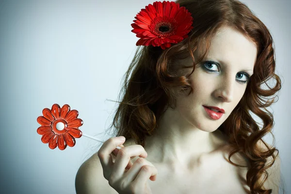 Das schöne junge Mädchen mit der Blume — Stockfoto