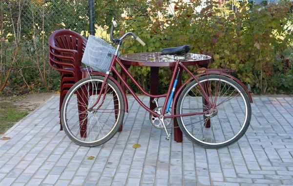 Meble z tworzyw sztucznych i stary rower — Zdjęcie stockowe