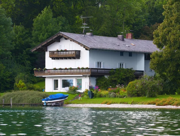 Casa no lago — Fotografia de Stock