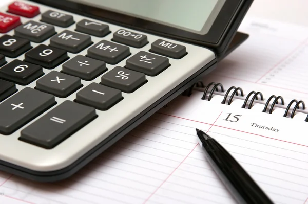Calculadora, organizador e caneta — Fotografia de Stock