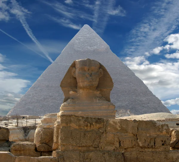 The Sphinx and Pyramid — Stock Photo, Image
