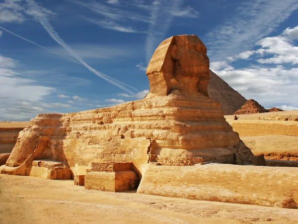 Sphinx och pyramid Stockbild