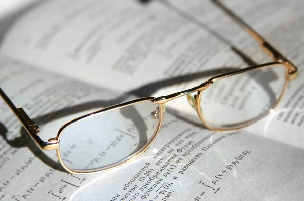 书和眼镜 免版税图库照片