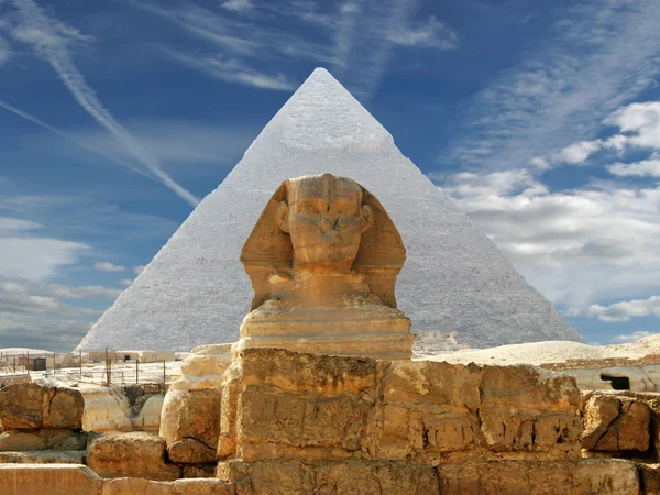 The Sphynx and Pyramid — Stock Photo, Image