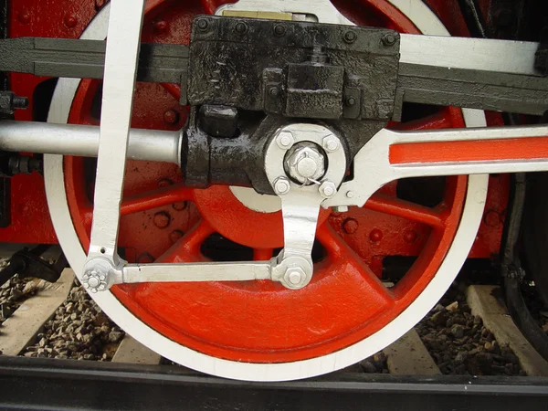 Красное колесо с поршнем — стоковое фото