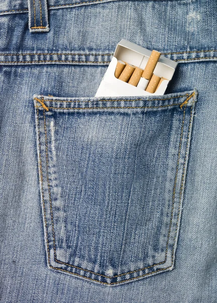 Sigara bir kot pantolon cebinde — Stok fotoğraf