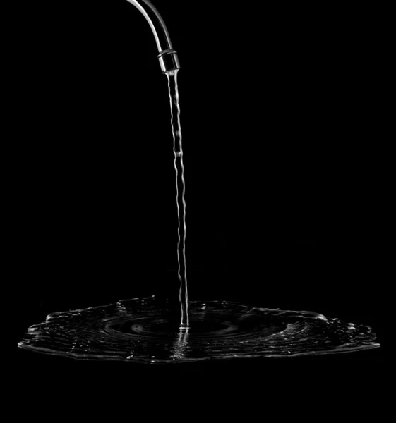 Wasserhahn mit Spritzwasser — Stockfoto