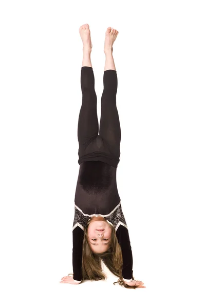 Ung flicka som gör gymnastik — Stockfoto