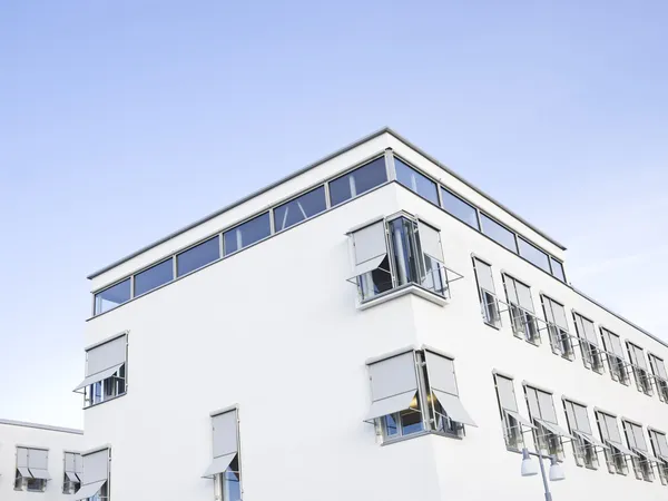 Modernes weißes Gebäude — Stockfoto