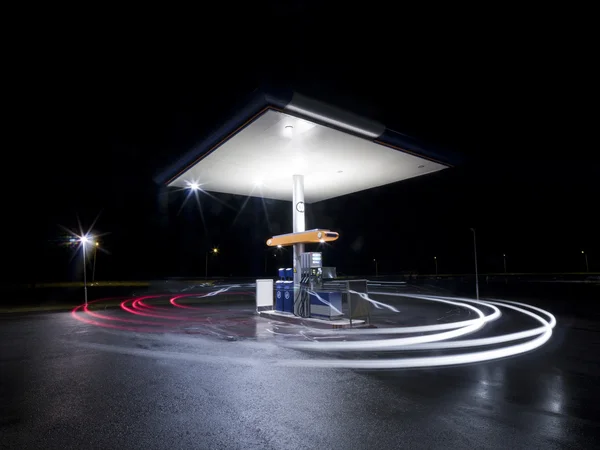 Benzinepost bij nacht — Stockfoto