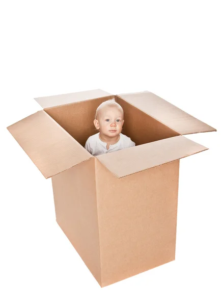 Дитячий хлопчик у коробці — стокове фото