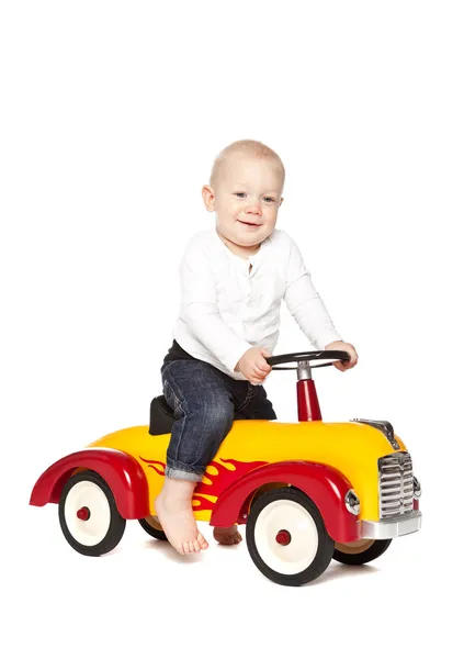 Мальчик на своем игрушечном автомобиле — стоковое фото