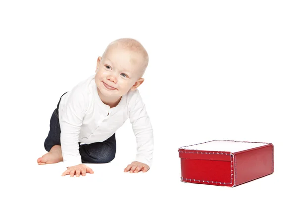 Мальчик и его красная коробка для завтрака — стоковое фото