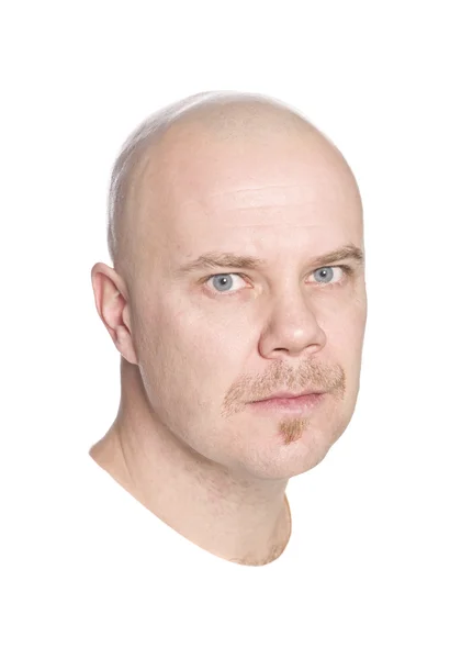 그의 머리를 면도 하는 남자 — 스톡 사진