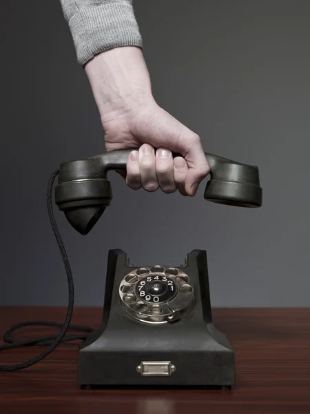 Homem atender telefone retro — Fotografia de Stock