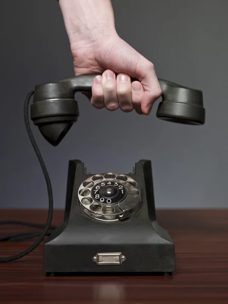 Człowiek odpowiadający telefon retro — Zdjęcie stockowe