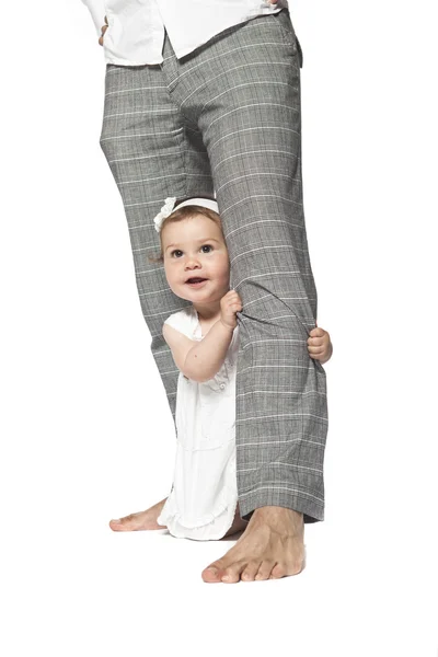 Glückliches Baby an den Beinen des Vaters — Stockfoto